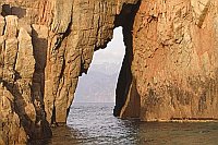 Capo Rosso Kueste m Felsentor