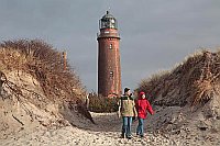 Leuchtturm mit Spaziergaengern