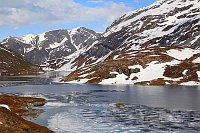 Fjell mit vereistem See