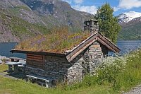 Huette mit Blumendach