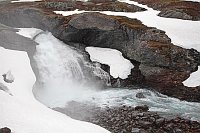 Wasserfall im Gebirge mit Schn