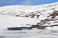 Wasserfall im verschneiten Fje