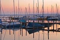 Boote an Stegen Abendlicht