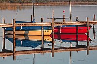 Boote hinter Steg Spiegelung