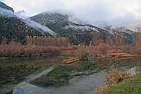 Pineta Tal Nebel ueber Gewaess