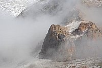 Pineta Tal Bergkuppe im Nebel