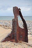 Skulptur Schrott Dame am Stran