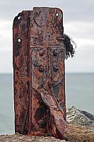 Skulptur Schrott Pfahl Quaste