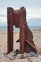 Skulptur Schrott Plastik Pfah