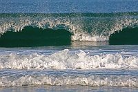 Wellen rollen und brechen