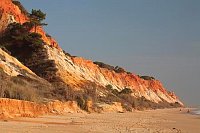 Algarve bunte Felsenkueste