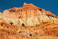 Algarve farbige Felskuppe