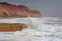 Algarve Falesia starker Wellen