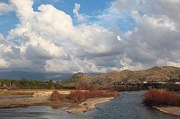 Wolken ueber Fluss Koepruelue