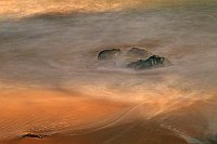 Spuelsaum mit Steinen