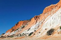 Algarve bunte Felsenkueste