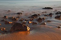 Meerwasser fliesst um Steine