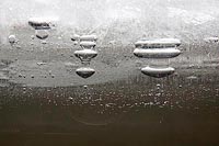 Eisluftblasen unter Wasser