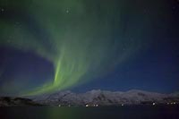 Nordlicht ueber den Bergen