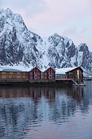 Svolvear Haeuser vor Felswand