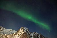 Nordlicht ueber Bergkette