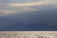 Glitzernde See vor Bergen Aben