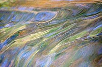 Bach mit marmoriertem Wasser