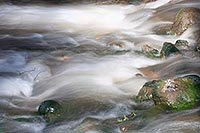 Bachlauf mit Steinen