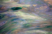 Wasser buntes fliessendes