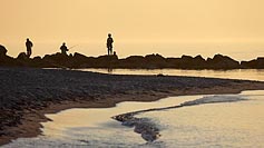 Angler auf Buhne Abendlicht