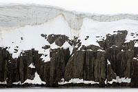 Basaltfelsen mit Gletscher