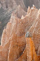 Erdpyramiden Detail mit Stein
