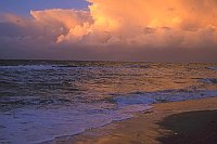 Ostsee mit gelben Wolken