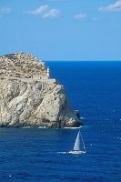 Dragonera mit Segelboot